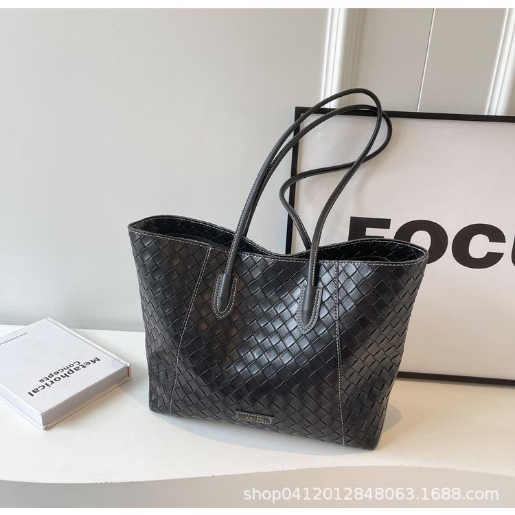 

Модная плетеная сумка-тоут большой вместимости женская 2025 новая повседневная взрывная сумка через плечо нишевая рабочая сумка для поездок на работу чёрный