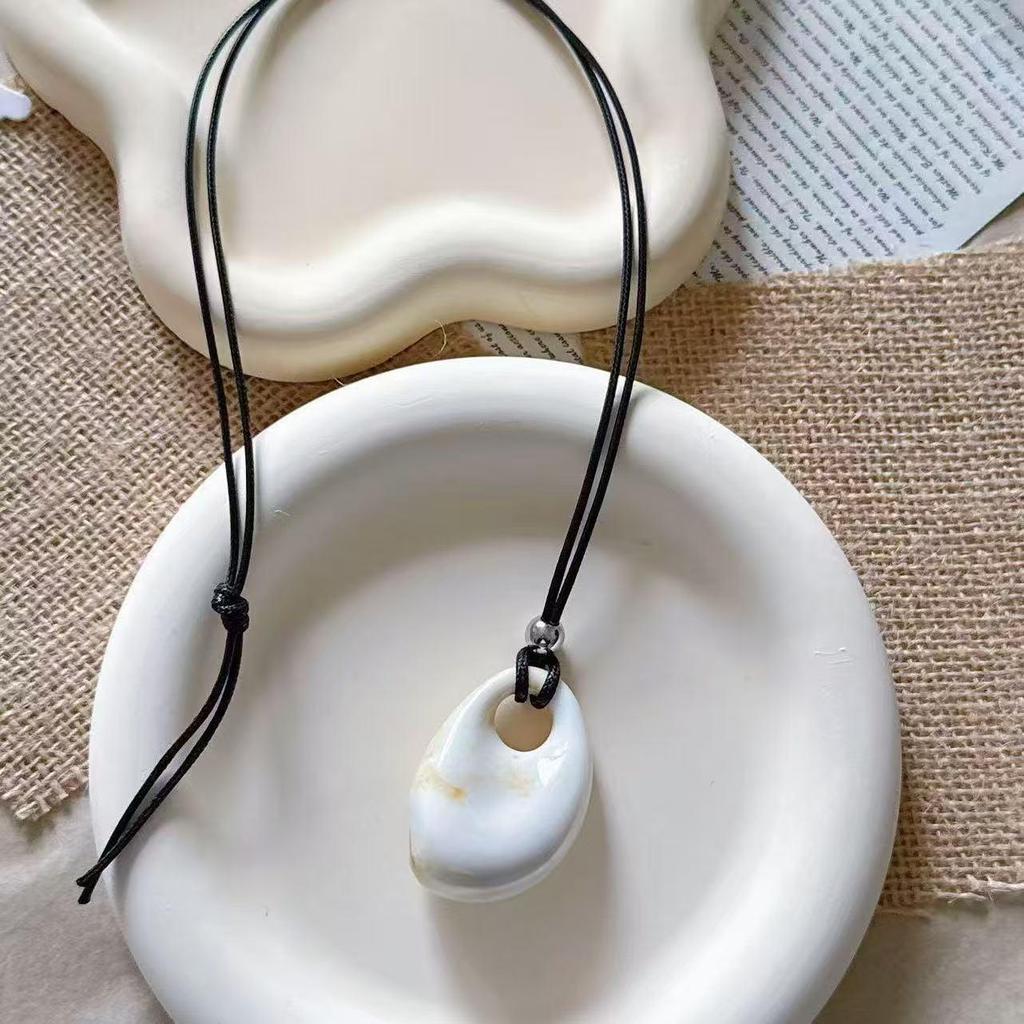 Women's Retro Korean Style Smudged Acrylic Pendant Necklace - Autumn/Winter Fashion