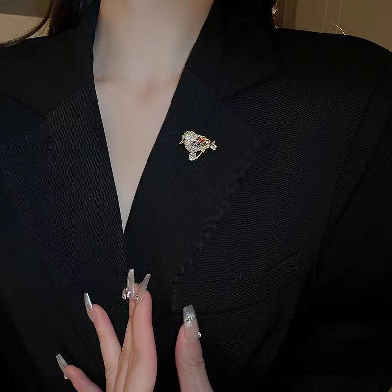 Moda brilhante delicado animal emblemas broches pinos feminino requintado completo cristal pega pássaro pino jóias