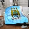 Fotbalová deka Manchester Crest z flanelu, měkký polyester, moderní design, celoroční pro kempování, cestování, dárky k svátkům nebo narozeninám