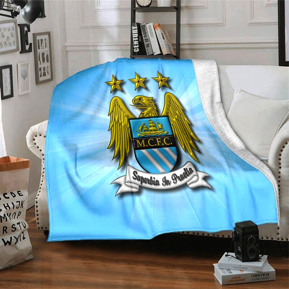 Fotbalová deka Manchester Crest z flanelu, měkký polyester, moderní design, celoroční pro kempování, cestování, dárky k svátkům nebo narozeninám