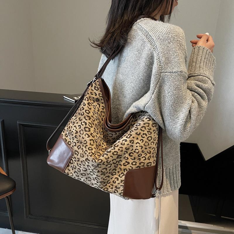 

Cute girl 2025 simple fashion tote bag crossbody handbag autumn and winter new niche versatile 40*14*31 хаки