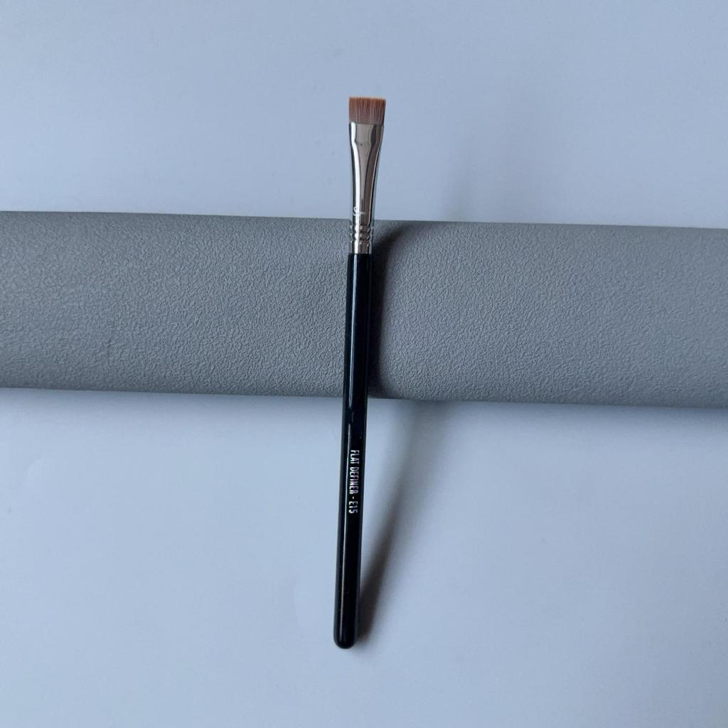 Pincel Chanfrado Sigma E70 para Sombras, Iluminador, Sobrancelhas e Delineador.