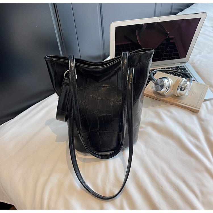 

Niche texture stone pattern small bag women s new fashionable oil wax leather bucket bag simple shoulder bag чорний