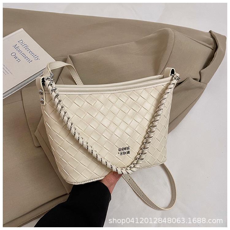Korean fashion niche simple shoulder portable commuter small bag women 2025 new woven messenger bag stray bag