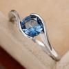 Acessórios, Anel Feminino Simples com Diamante Redondo Azul Torcido na Moda, Topázio Zircônia.