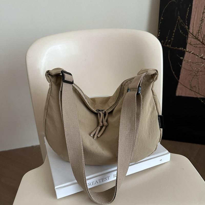 Simple literary dumpling bag women 2025 new niche casual shoulder bag light bag solid color fashion messenger bag