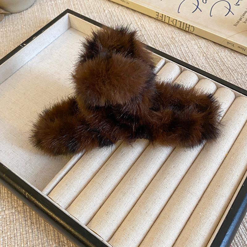 1pc Plush Leopard Print Claw Clip, Exquisite Rear Scalp Hairdressing Shark Clip, Large Size Hairip for Thick Hair.