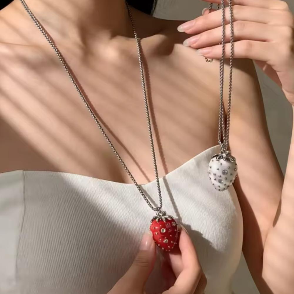 Fashion White Red Strawberry Zircon Minimalist Cute Sweet Luxury Long Necklace for Women Elegant Creative New Trend Jewelry Gift