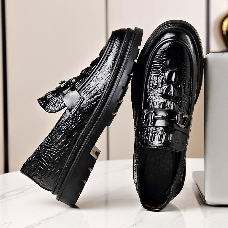 2024 autumn new leather men's shoes crocodile pattern carved round head casual leather shoes men's one-pedal button beanie shoes