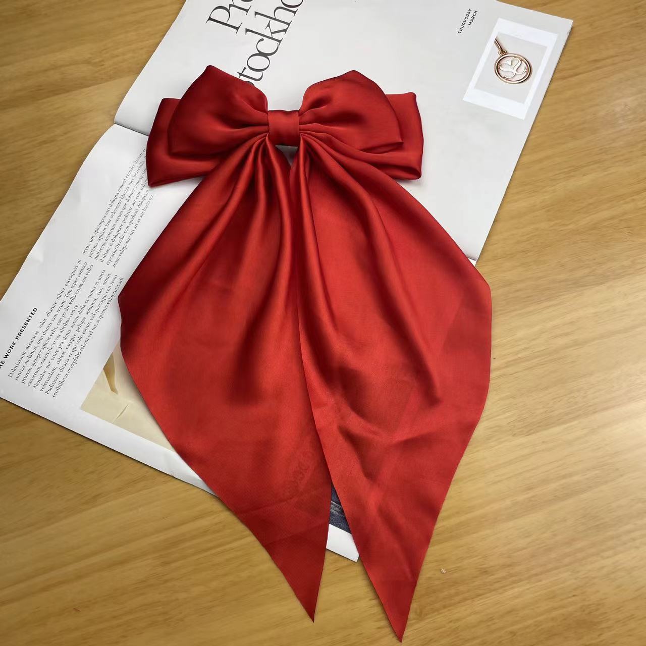 

Корейські аксесуари Заколки для волосся для жінок Дівчата Великий бант Однотонна атласна довга стрічка Банти Весняний зажим Barette Cheveux Femme 1PCS червоний