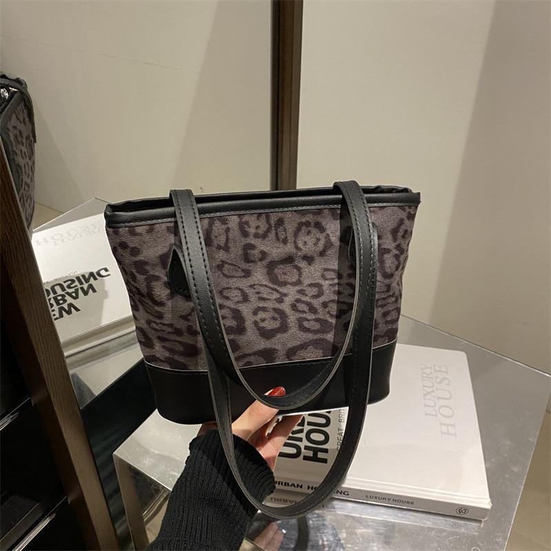 

Stylish Bucket Bag In Vibrant Black Green And Brown With Trendy Korean Design For Casual Women