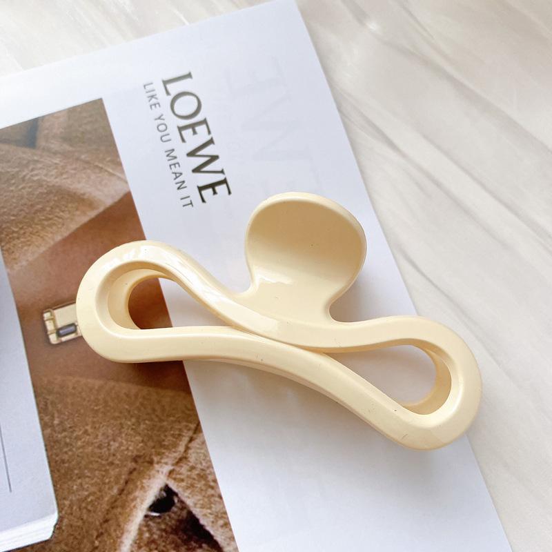 Beautifully Plastic Crafted Hair Claw Clips With Elegant Shapes And Vibrant Colors For Every Hairstyle Needs