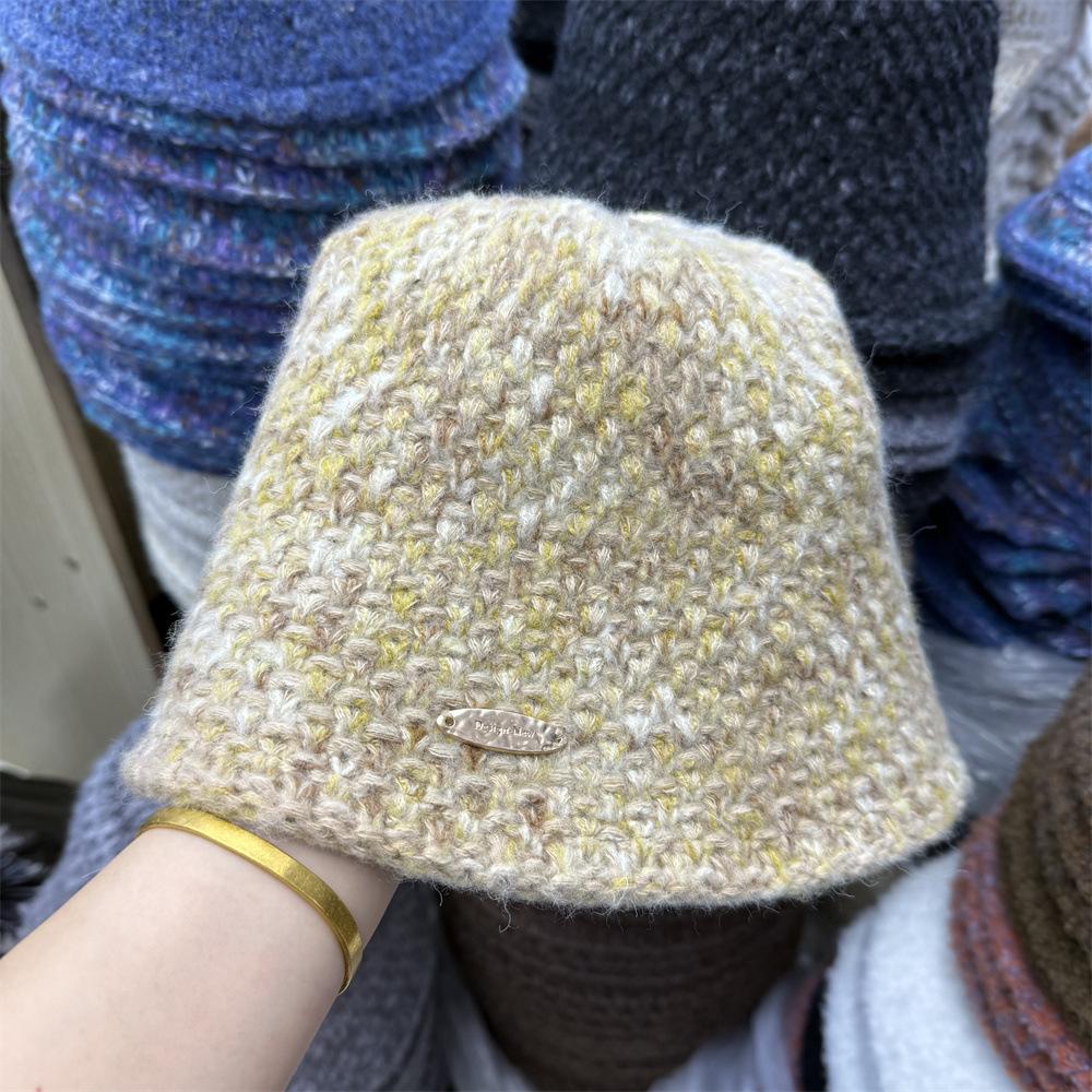 Plüschverdickter Fischerhut Damen Herbst und Winter Fortgeschrittenes Gefühl Warmer gestrickter Fischerhut Einfacher Gesichtsschutz Beckenhut Zeigt kleines Gesicht
