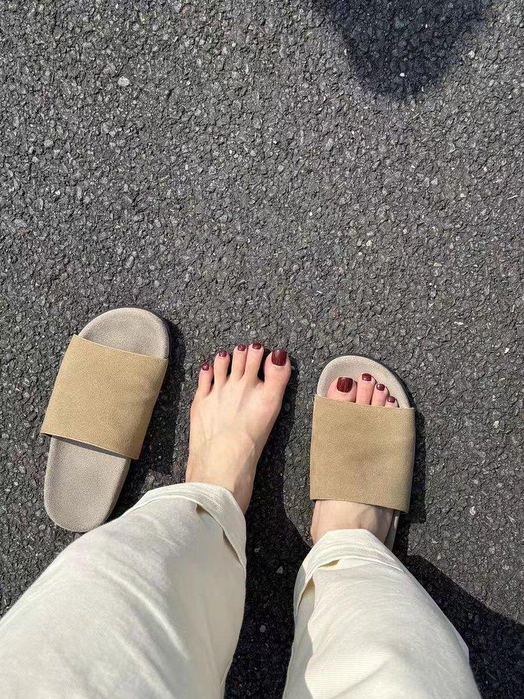 2025 summer new fashion Internet celebrity leather flat-bottomed casual slippers women's low-heeled outer wear open-toed women's sandals