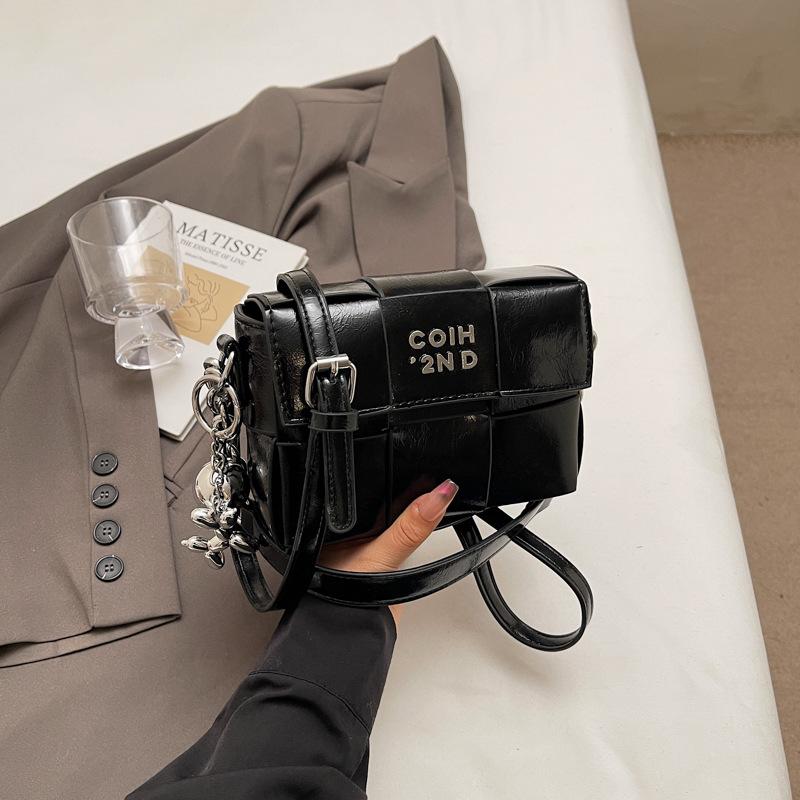 

High-end niche bag women s spring and summer new fashion woven messenger bag portable small square bag 17*6*13cm