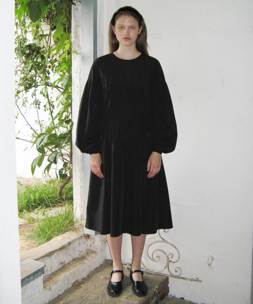 Sinun Tuck Shirring Dress (Black)