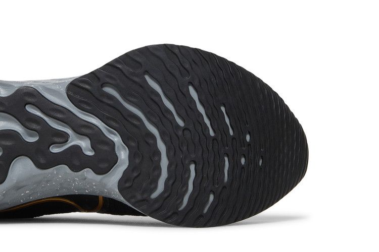 Men's Sneakers Nike React Infinity Run Flyknit 2 Black Gold Black/Metallic Gold/Grey