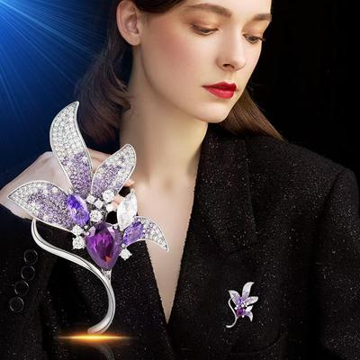Elegantní fialová lilie křišťálová brož - Dámská květinová bižuterie korsáž
