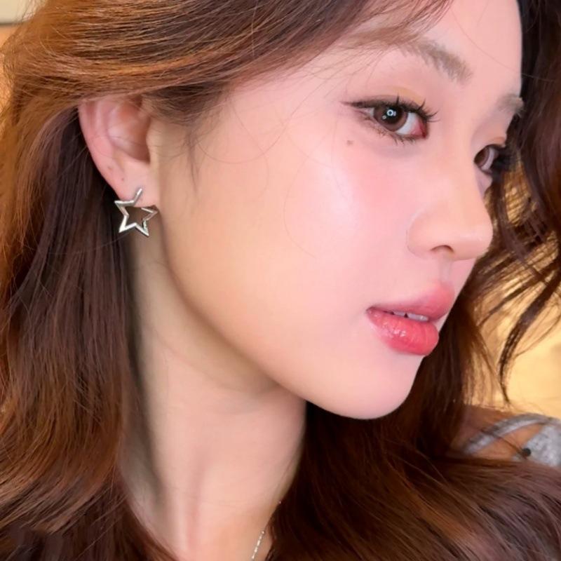 Simple and cold wind hollow star earrings fashionable versatile niche earrings light luxury high-end temperament earrings