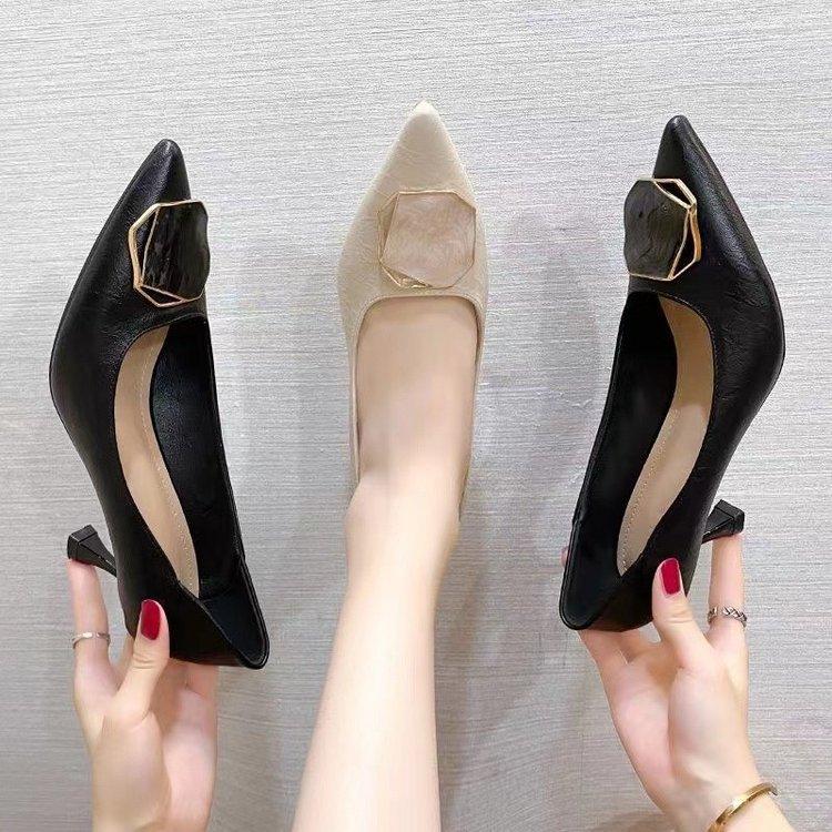 Pointed High Heels Design Sense Niche Temperament Celebrity Middle Heel Not Tired Feet Four Seasons Single Shoes Women 2025 New Soft Leather