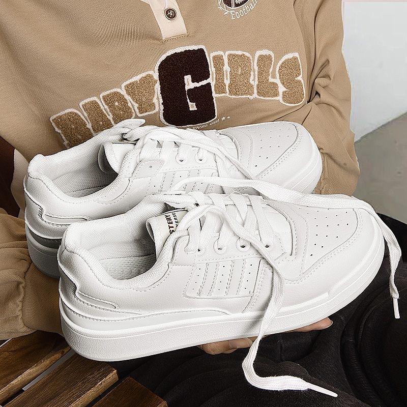 Petites Chaussures Blanches Femmes Automne 2024 Nouvelles Version Coréenne Baskets Populaires Polyvalentes Étudiant Décontracté Semelle Épaisse Augmentant la Hauteur Chaussures de Planche Femmes