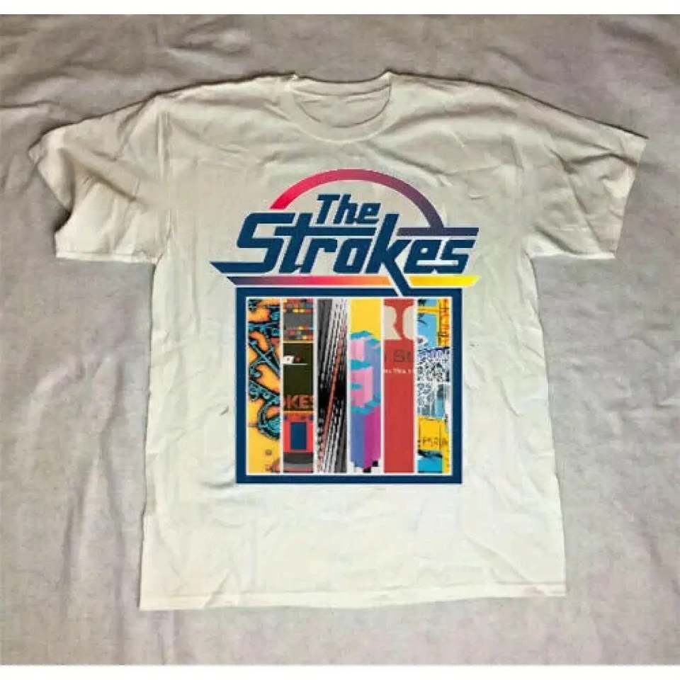 חולצת טי וינטג' רשמית של להקת The Strokes משנות ה-90, עם גרפיקה של עטיפות האלבומים Is This It & Room on Fire