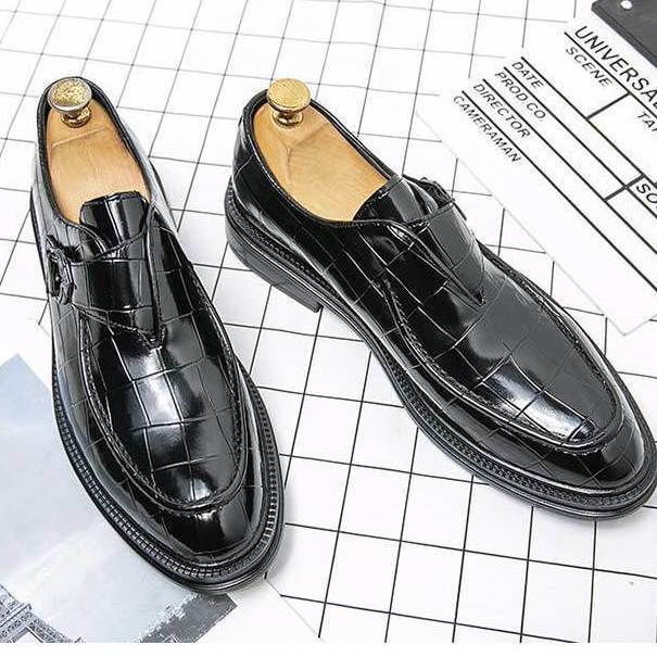 Horse buckle leather shoes pointed inner height increase hair stylist personalized crocodile pattern shoes