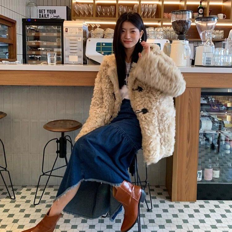 Women Winter Thickened Horn Button Lamb Wool Coat Fluffy Faux Fur Oversize Jacket