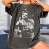 Maglietta Ispirata a Johnny Cash con Dito Medio, T-shirt Grafica Country Vintage, Maglietta da Uomo Comfort Colors 1717, Maglietta Retro Outlaw Country, Regalo per Fan di Musica