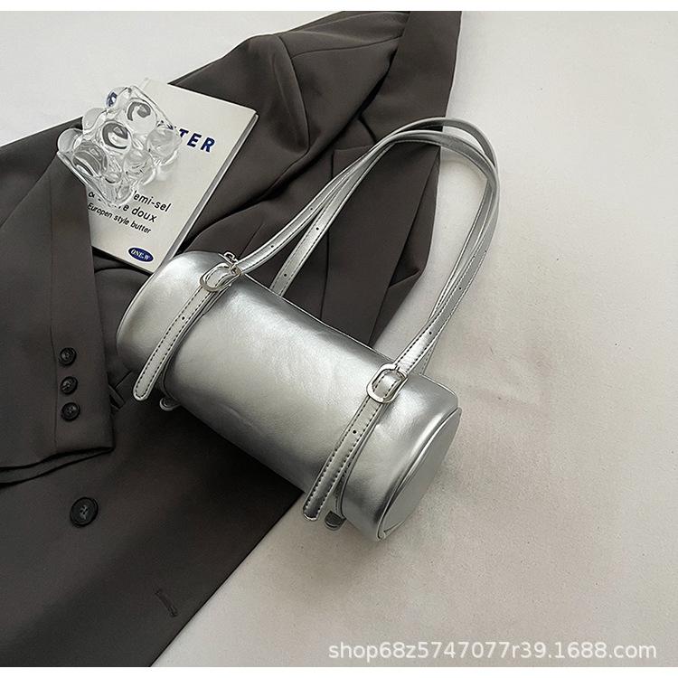 

Korean version of the trend drum underarm bag women s 2025 spring new portable baguette bag shoulder bowling commuter bag серебряный