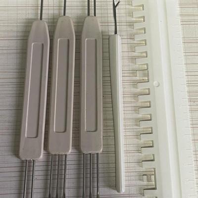 Garnzuführer für Strickmaschine mit Nadelheber und Druckplatte