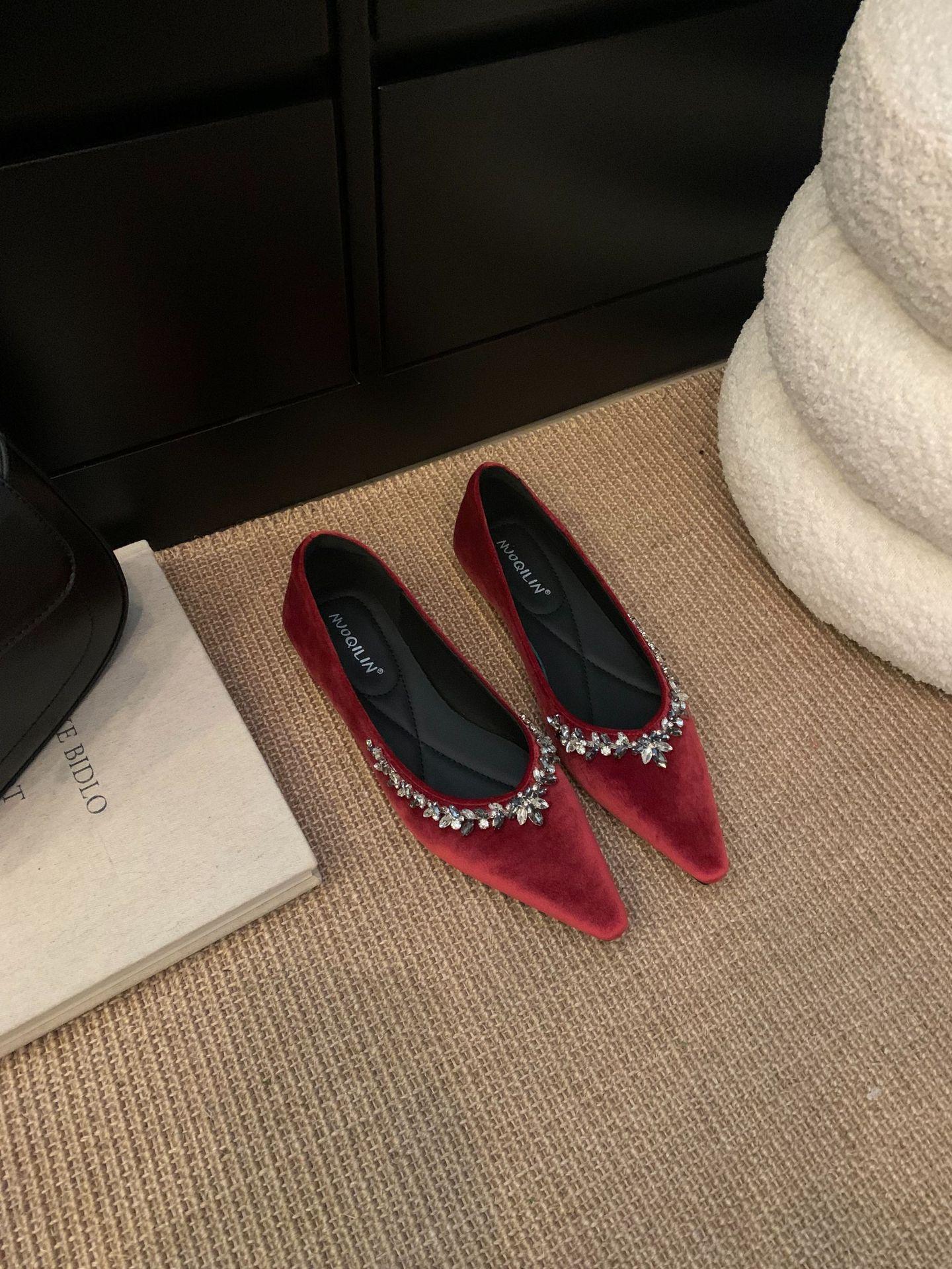 

2025 spring and autumn new black pointed rhinestone low heel Doudou soft sole women s French sexy shallow mouth single shoes 39 красный