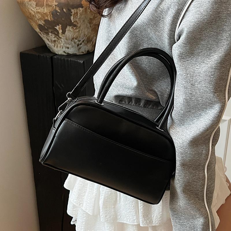 Spring and summer new Korean version niche solid color texture portable pillow bag fashionable commuter style versatile casual messenger women's bag