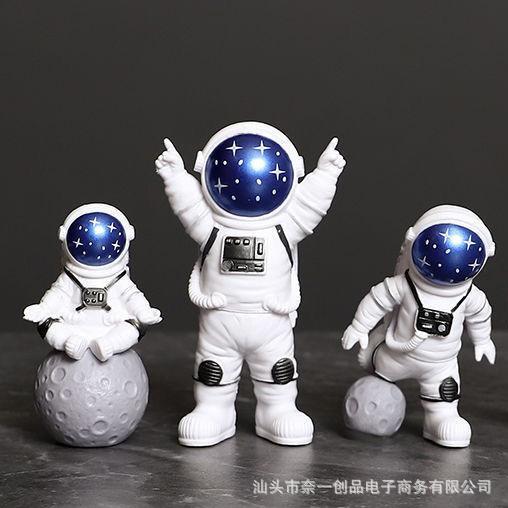 

3/4pcs Astronaut Figure Statue Figurine Spaceman Sculpture Educational Toy Desktop Home Decoration Astronaut Model for Kids Gift