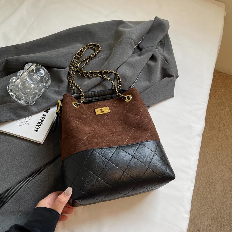 

Ромбовидная сумка в иностранном стиле, ретро, маленькая, женская, 2025, осенняя новинка, высокоценная сумка через плечо, сумка-мессенджер, портативная сумка-ведро темно-коричневого