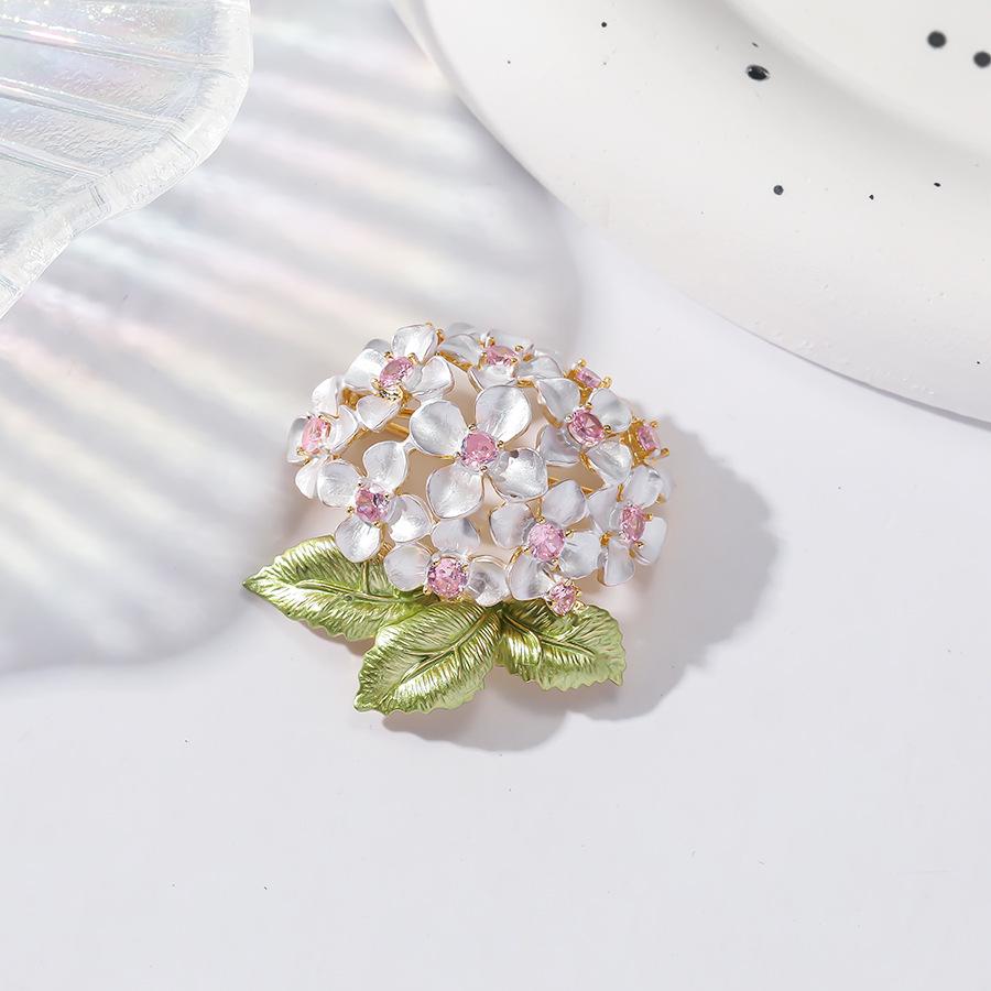 

Luxury Flower Rhinestone Brooch with Enamel Hydrangea Design белый