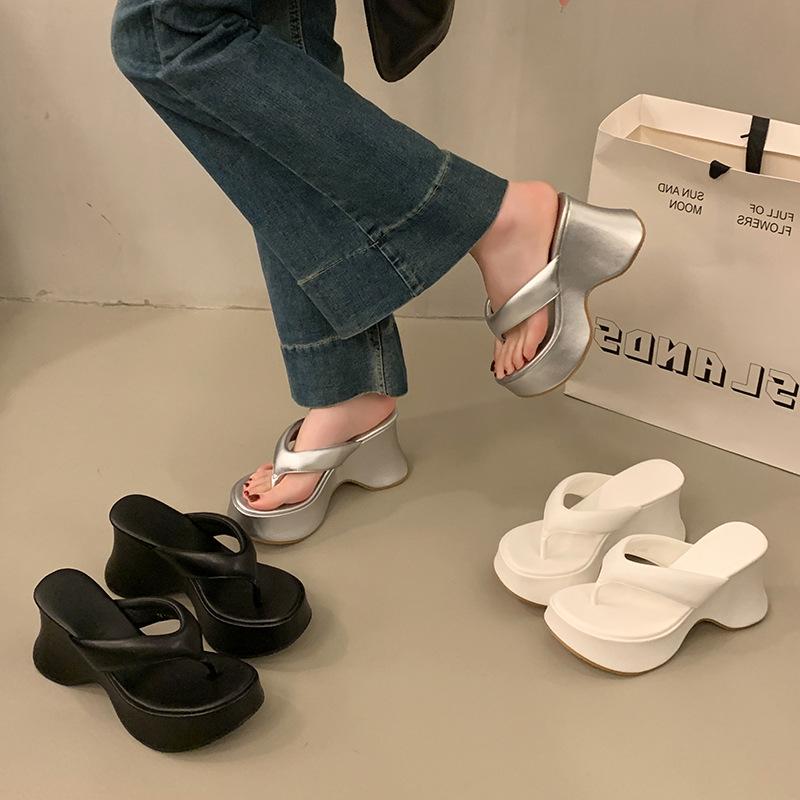 Flip-flop slope heel toe sandals women's outer wear 2025 summer new muffin thick-soled high-heeled casual beach slippers