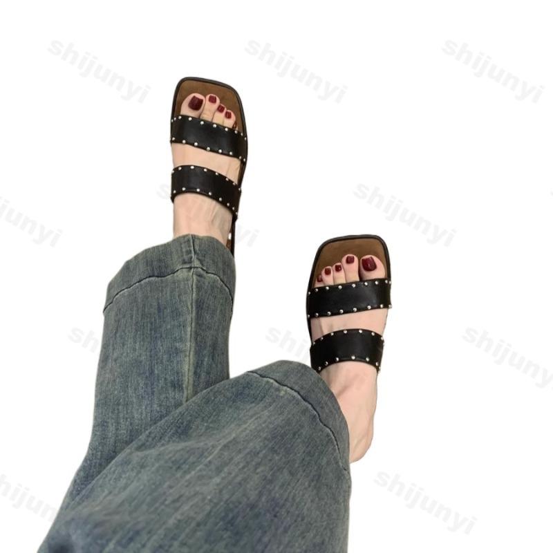 Mode Französisch Retro Nieten Design Schrägabsatz Hausschuhe für Damen 2025 Sommer Outdoor Offene Zehen Atmungsaktiv Bequem Mode Sandalen