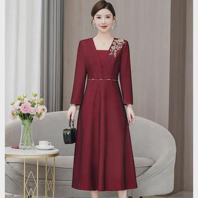 Elegantes, perlenbesetztes, weinrotes Schwiegermutter-Brautkleid für Herbst/Winter 2024