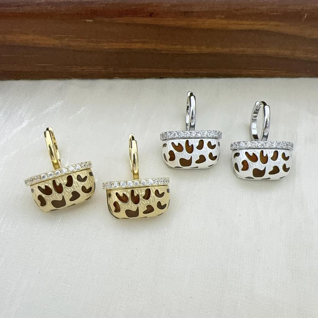 New Stylish Zircon Bag Ear Cuffs: Women's Fashion, Light Luxury, High-End, Versatile, and Trendy Earrings.