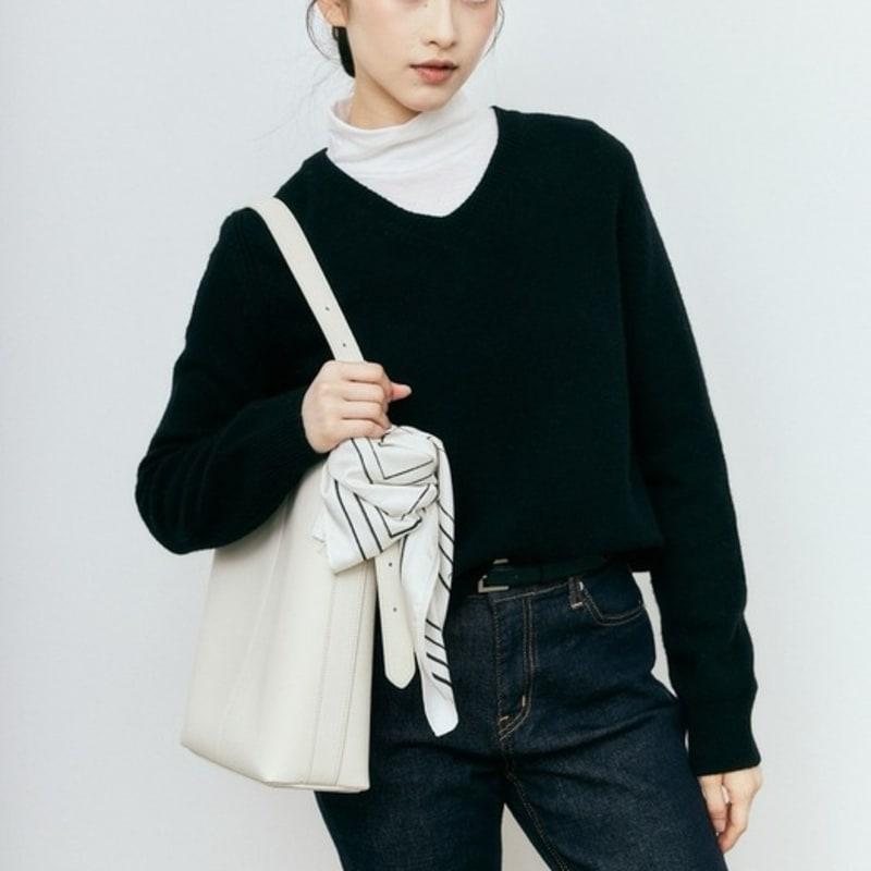 

COLIZET Signature Monogram Scarf (Ivory/Black) ONE SIZE (70cm*70cm)