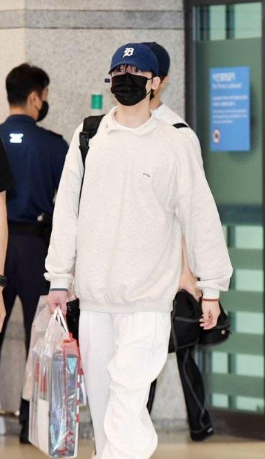 

[USED] Fleece-lined, collared sweatshirt worn by Korean idols