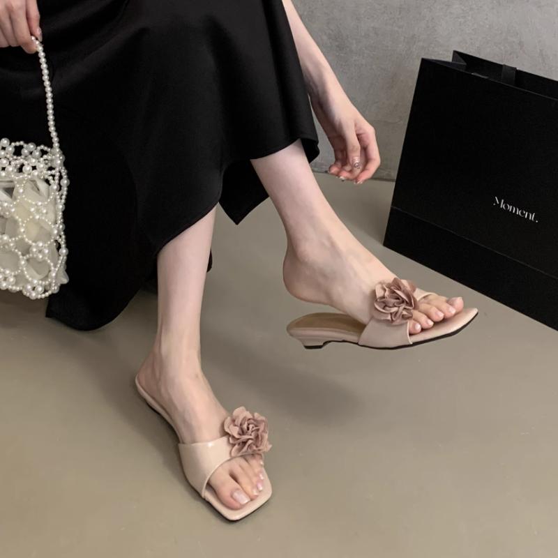 Heta Säljande Eleganta Blomtofflor Kvinnor Klackskor 2025 Sommar Nya Sandaler Pumps Mode Fyrkantig Tå Chunky Sandalias