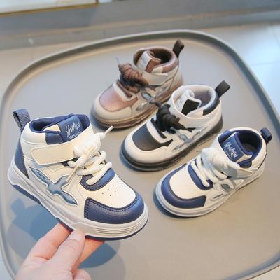 Sapatos desportivos infantis 2025 primavera e outono novos sapatos casuais de skate para rapazes sapatos brancos pequenos de cano alto para raparigas sapatos de bebé com sola macia