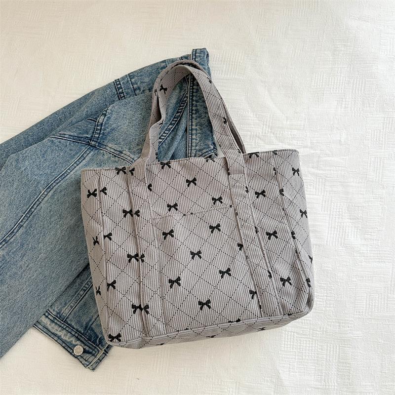 

Новий нішевий дизайн гарний і невимушений, а зарубіжний стиль простий. 2024 року, трендова сумка-тоут у зарубіжному стилі, корейська версія, жіноча сумка сірий колір