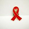 Spilla a forma di cuore con nastro rosso - Sensibilizzazione e Promozione sull'AIDS