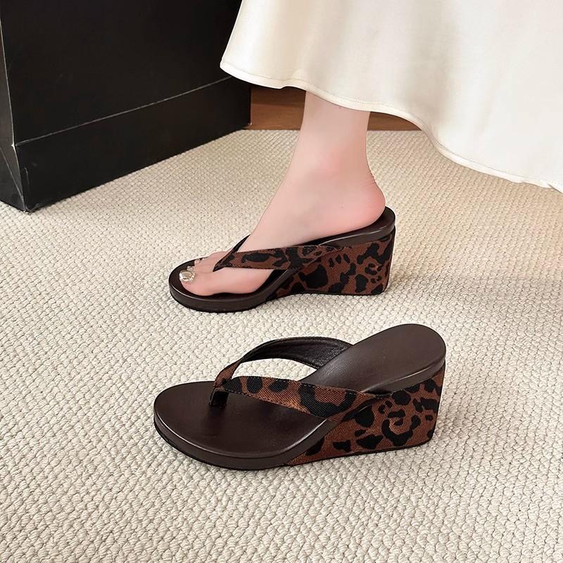 Round head slope heel pinch foot women's flip-flops 2025 summer new casual outer wear fashionable versatile temperament cool slippers