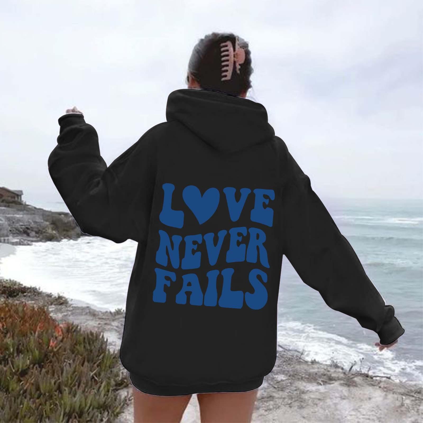 Осенняя женская толстовка с капюшоном и рукавами на плечах с буквенным принтом — фото 4