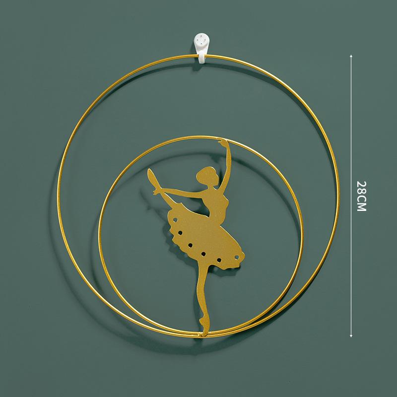 

Украшение стены гостиной в скандинавском стиле, легкая роскошь. Фоновая стена украшена железными картинами для верхней стены комнаты.